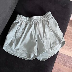 Lululemon Tracker 5” Mid Rise short